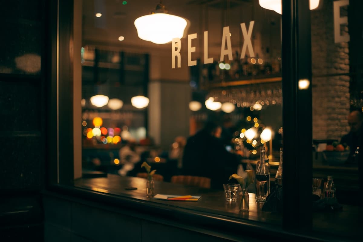 Devanture d'un restaurant éclairée à la tombée de la nuit