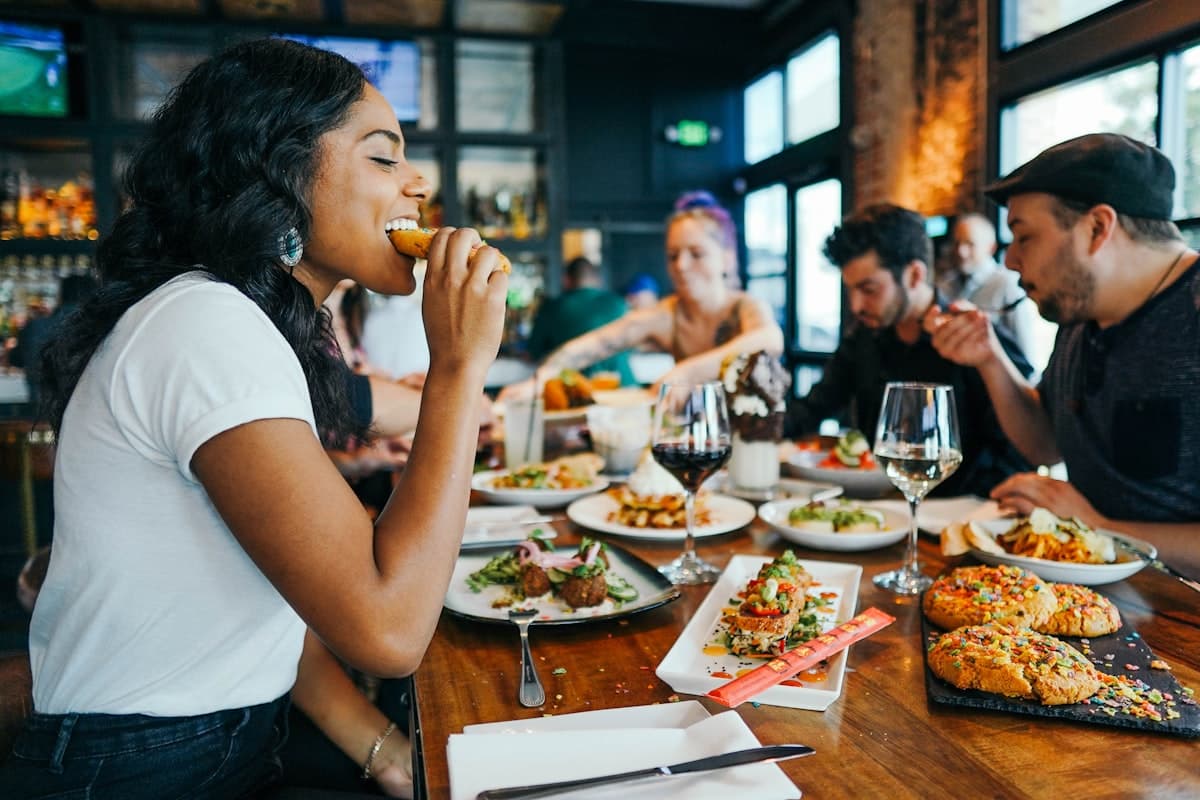 Clients attablés en train de dîner ensemble dans une ambiance chaleureuse