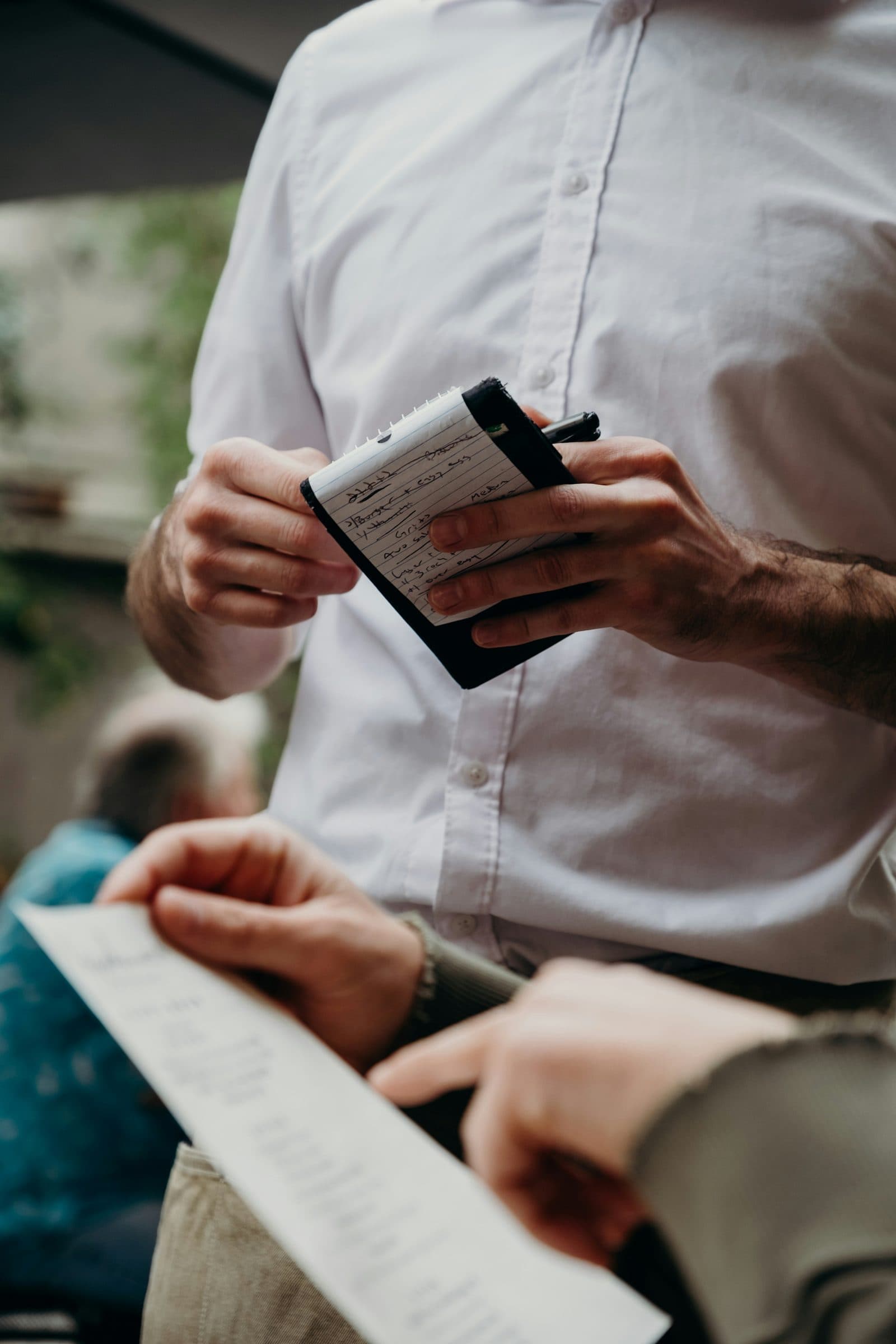 Serveur prenant une commande en salle