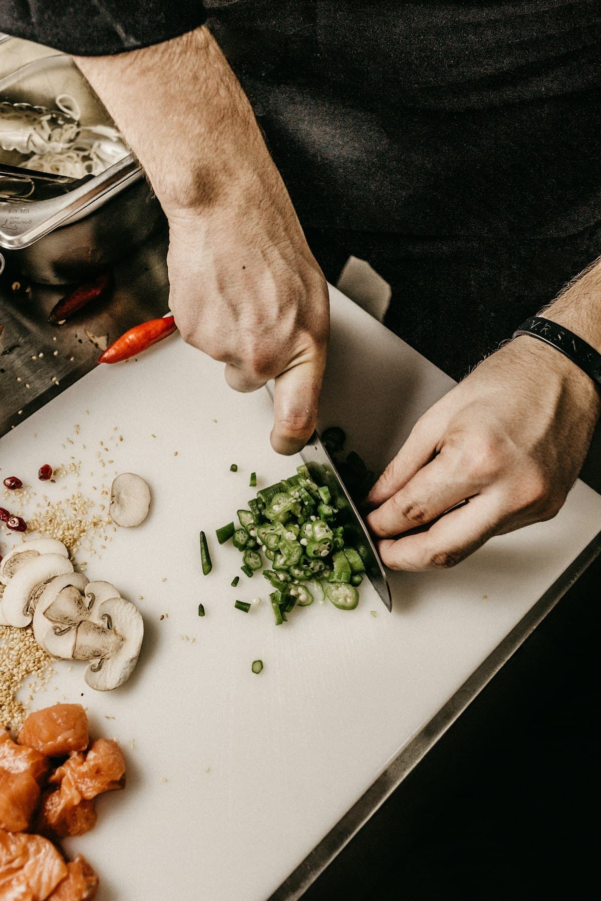 Cuisinier préparant des ingrédients frais en cuisine de restaurant