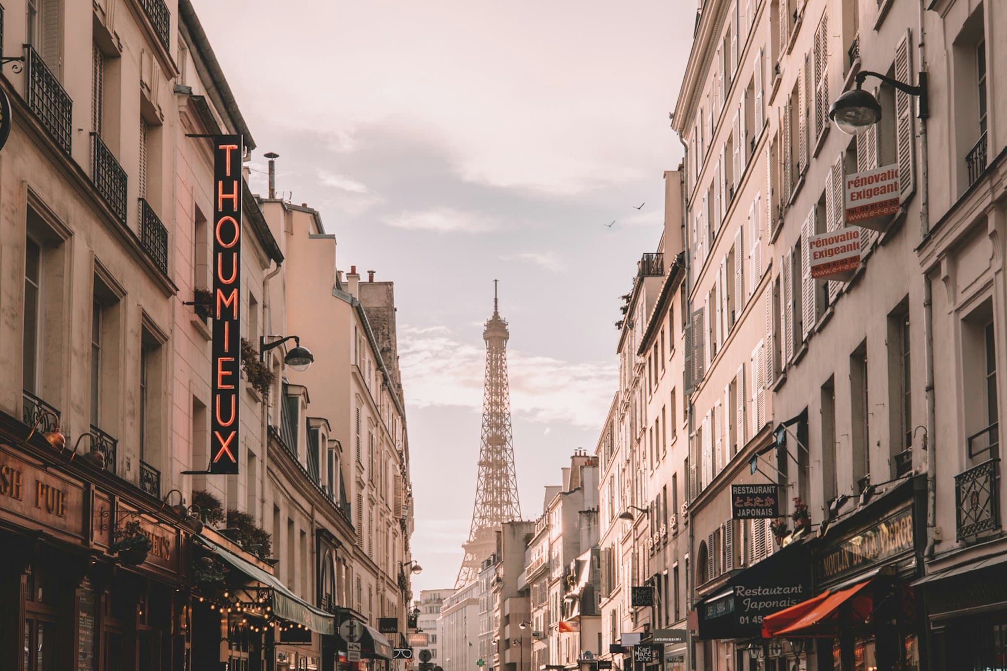 Rue parisienne animée avec la tour Eiffel en arrière-plan