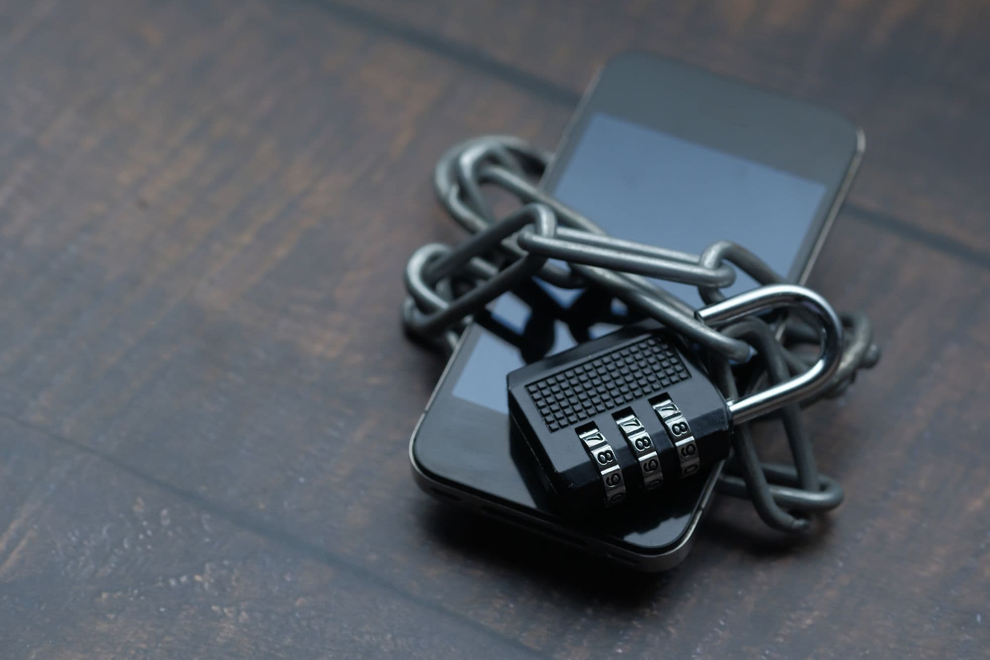 Smartphone entouré d'une chaîne et d'un cadenas, symbole de protection des données