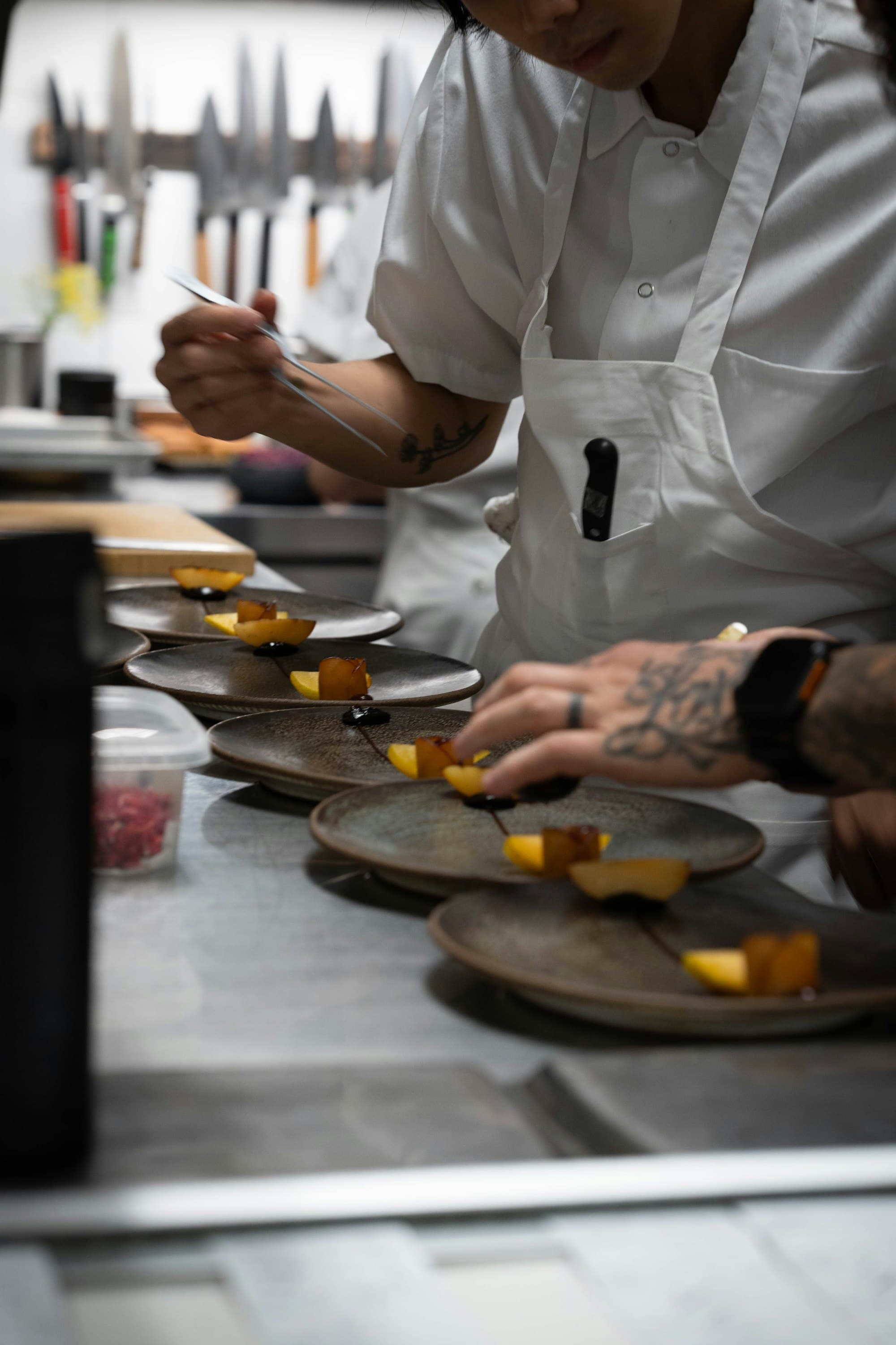 Chef dressant une assiette avec précision en cuisine