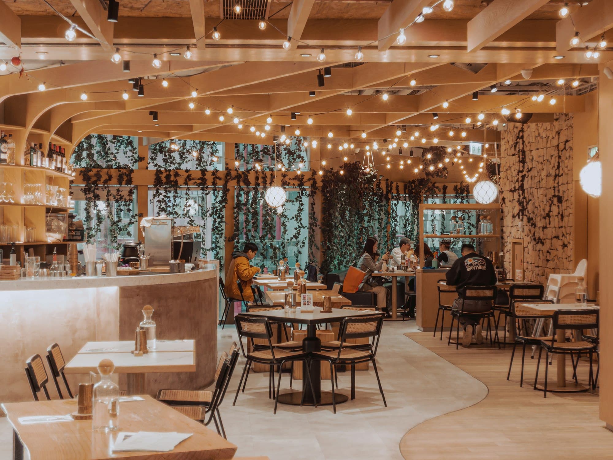Salle de restaurant chaleureuse éclairée par une guirlande lumineuse